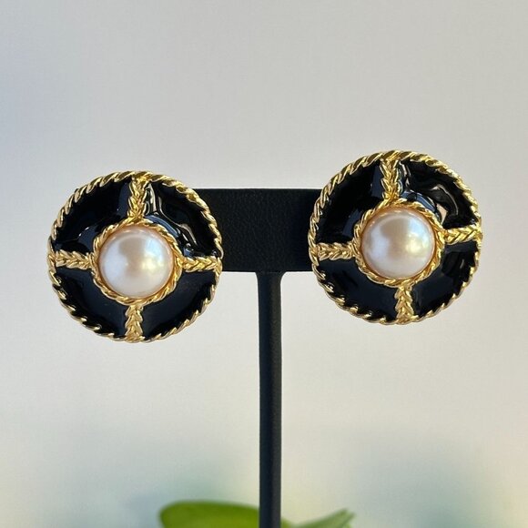 Vintage 80s 90s Round Black Enamel & Faux Pearl Clip-On Earrings 1.25" Gold-Tone - Picture 1 of 9